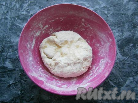 Замесить мягкое, почти не липнущее, плотное тесто. Прямо на тесто налить&nbsp;растительное масло.