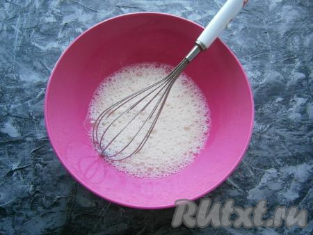 Влить тёплую воду и снова взбить.