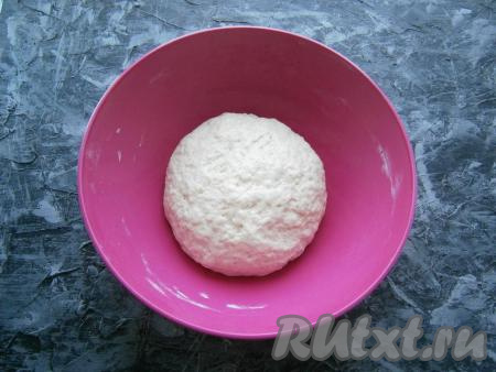 Обмять тесто с маслом, подкатать его, накрыть пленкой и оставить на 15-20 минут.