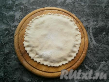 Накрыть сверху второй лепешкой и тщательно защипнуть края. Можно еще и обрезать их специальным фигурным ножом.