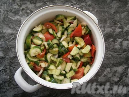 К нарезанным овощам добавить уксус, растительное масло, сахар и соль, перемешать салат и дать ему настояться 1 час, чтобы овощи пустили сок.