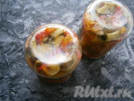 Перевернуть баночки, тщательно укутать. Полностью остывшие банки с салатом убрать на хранение.