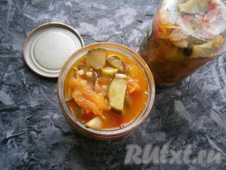 Разложить салат из огурцов и помидоров в простерилизованные баночки и сразу закатать прокипячёнными крышками.