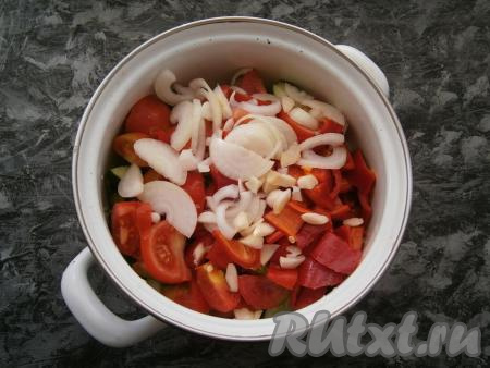 Сюда же выложить чеснок, нарезанный кусочками, и репчатый лук,&nbsp;нарезанный полукольцами.