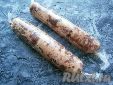 Свернуть его с помощью плёнки в тугую колбаску. Края плёнки крепко перевязать с двух сторон. У меня получилось 2 колбаски.
