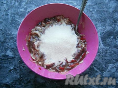 Тщательно перемешать, всыпать манную крупу.