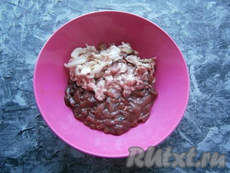 Чеснок и лук очистить, удалить плодоножку и семена из болгарского перца. Печень и сало с прорезью нарезать маленькими, тонкими, длинными кусочками.