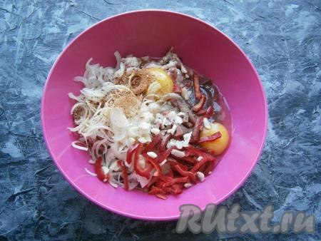 Сюда же добавить нарезанный соломкой болгарский перец (желательно красного цвета), нарезанный маленькими кусочками чеснок, всыпать соль, специи и чёрный молотый перец.