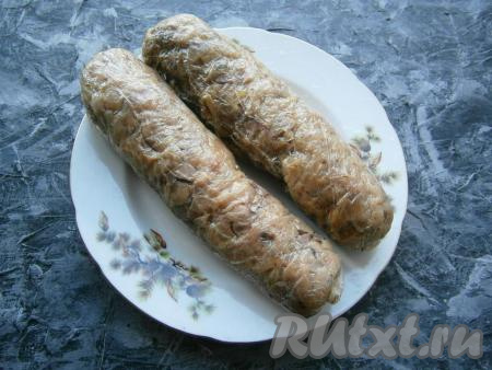 Поставить кастрюлю на огонь, довести воду до кипения. Далее варить колбасу из куриной печени около 1,5 часов на медленном огне. Готовую колбаску выложить на тарелку, дать ей немного остыть, убрать целлофановый пакет. В плёнке остудить колбасу полностью, а затем поместить в холодильник часов на 5.