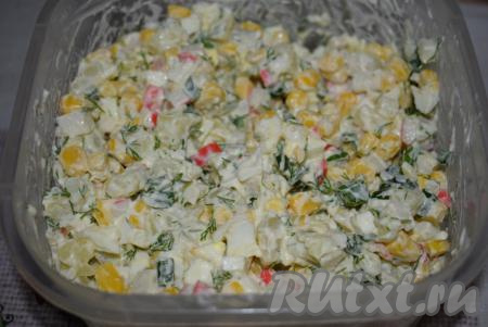 Заправляем салат майонезом (не рекомендую майонез заменять сметаной - это негативно отражается на вкусе блюда, получается совершенно иной салат и, на мой взгляд, менее вкусный).