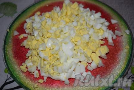 Нарезаем яйца кубиками.