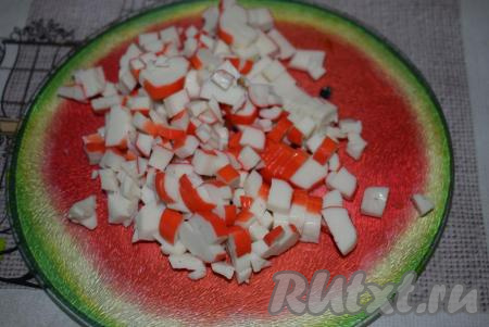 Крабовые палочки нарезаем на квадратики.