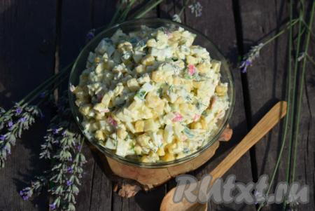 После заправки майонезом перемешиваем крабовый салат и пробуем его на соль (так как майонез бывает солёный, то подсаливать салат надо не до заправки, а уже после, чтобы не пересолить!). Далее готовый салат отправляем в холодильник на 2 часа.