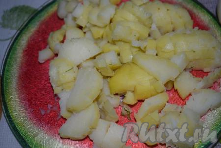 Нарезаем картофель кубиками.