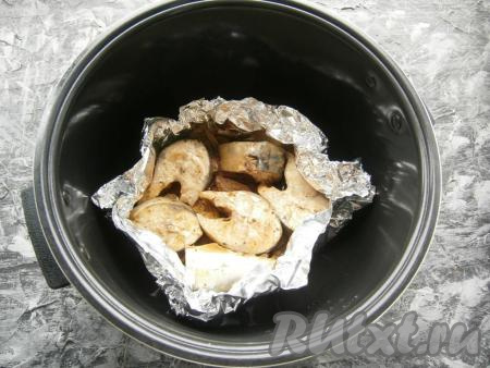 Выставить режим "Выпечка" на 30 минут. Через данное время рыбка будет полностью готова. Сверху она будет пропаренная и светлая, а снизу, вместе с луком, - немного поджаренная и золотистая.