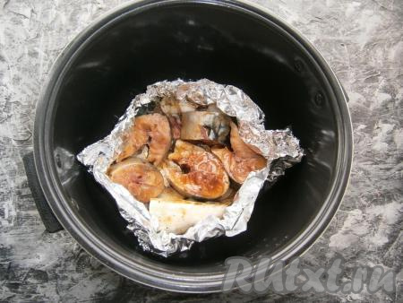 "Горшочек" с рыбой поместить в чашу мультиварки, закрыть крышку.