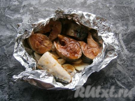 Лук очистить. Лист фольги сложить вдвое, выложить крупно нарезанный репчатый лук, сверху - кусочки скумбрии вместе с соусом. Края фольги подвернуть, чтобы получился вид горшочка.