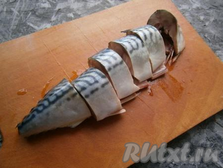 Разрезать скумбрию на 5-6 частей.