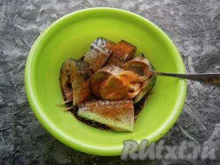 Рыбу поместить в миску, посыпать специями, добавить соевый соус и горчицу, аккуратно перемешать.