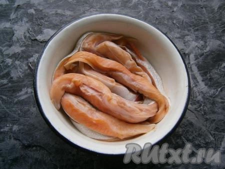 Брюшки сёмги вымыть и обсушить бумажными полотенцами. Некоторые заморачиваются, очищая чешую. Я&nbsp;думаю, что это совсем лишнее и хлопотное дело, мясо с брюшек отлично срезается или сгрызается, остаётся шкура и чешуя абсолютно не мешает.