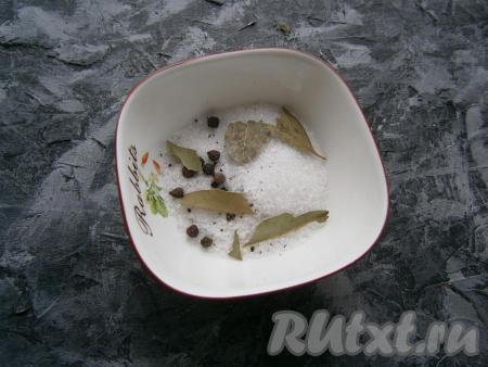 Смешать соль, сахар, добавить горошины чёрного перца и поломанные сухие лавровые листья.