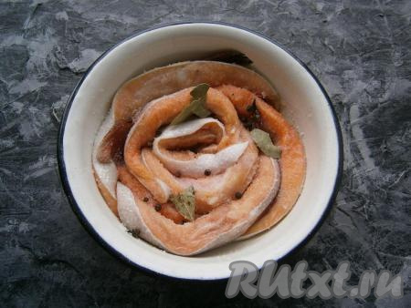 Каждое брюшко хорошо натереть получившейся смесью. Затем выложить брюшки в глубокую посуду спиралью (как на фото), чтобы они были в один слой.