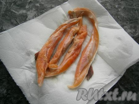 Сверху поставить какой-либо небольшой гнёт (у меня была пол-литровая банка с водой). Отправить рыбку в холодильник на сутки. Затем каждое брюшко обтереть салфеткой (или обмыть водой) и&nbsp;обсушить. Брюшки сёмги уже полностью просолены и готовы к употреблению.