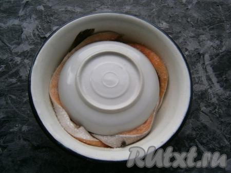 Сверху накрыть рыбу тарелкой меньшего диаметра, чем миска, дном кверху.