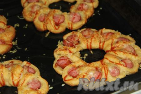 Выпекать красивые сосиски в тесте в виде цветочков в разогретой духовке при температуре 200 градусов, примерно, 25 минут.