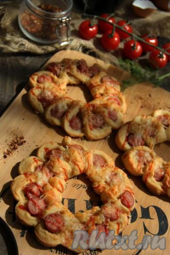 Вот такие красивые и очень вкусные сосиски в тесте "Цветочек" получились. Порадуйте своих близких отличной выпечкой!