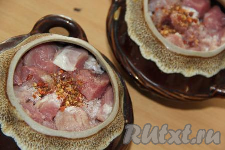 Свинину нарезать на кубики 3х3&nbsp;см и выложить поверх картошки, добавить соль и специи.