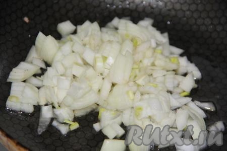 Морковь и лук очистить. В сковороду налить немного масла, выложить мелко нарезанный лук и обжарить, периодически помешивая, до золотистого цвета.