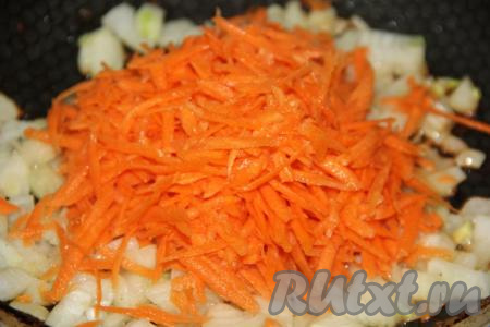 Морковь натереть на крупной тёрке (можно нарезать морковь&nbsp;кубиками или брусочками). Добавить морковь в сковороду с луком и обжарить минут 5 на среднем огне, иногда помешивая.