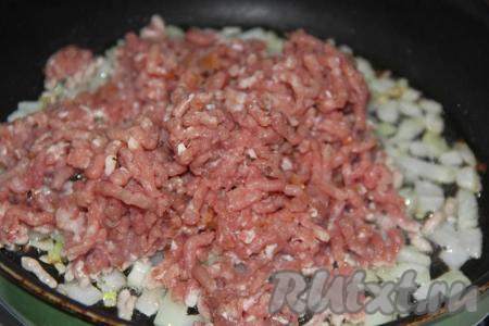 Когда обжарится лук, выложить в сковороду фарш.&nbsp;