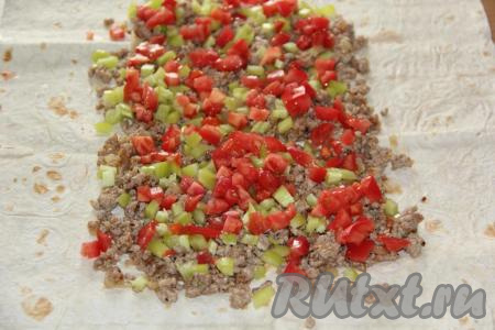 Помидор вымыть, мелко нарезать и разложить поверх фарша с болгарским перцем.