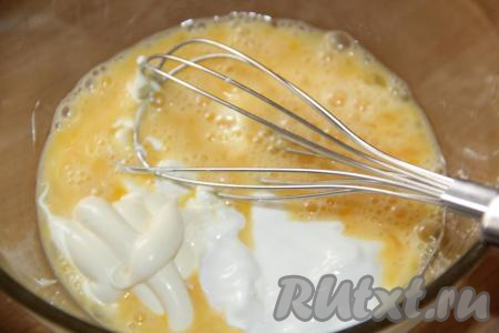 Сметану и майонез добавить к яйцам, слегка посолить и перемешать венчиком до однородного состояния.