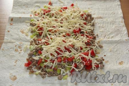 Сыр натереть на крупной тёрке и выложить поверх начинки (немного сыра отложите в сторону, он понадобится в дальнейшем для посыпки лаваша).