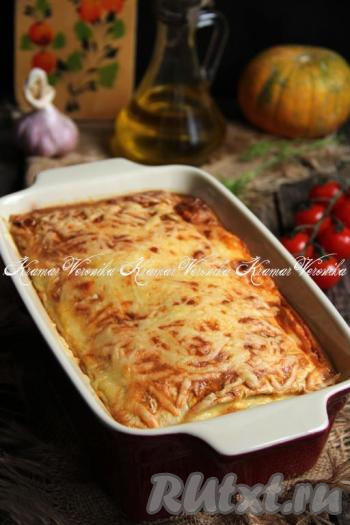 Отправить форму в духовку, разогретую до 200 градусов, минут на 40-45. Лаваш с фаршем в заливке покроется красивой, золотистой корочкой. Аппетитное, сытное, вкусное блюдо нарезать на кусочки и подать к столу в горячем виде.