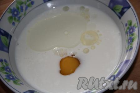 В отдельной миске соединить молоко, яйцо и растительное масло.