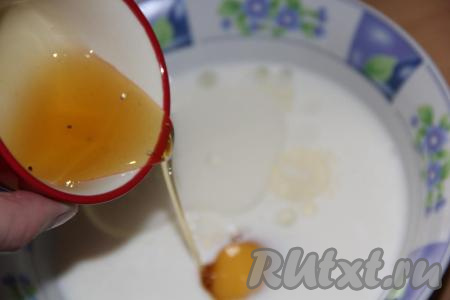 К молоку, маслу и яйцу влить мёд.