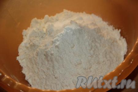 Соединить муку, соль и разрыхлитель, перемешать мучную массу.