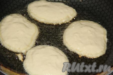 В сковороду влить растительное масло, а затем выложить по 1 столовой ложке теста, формируя оладушки.