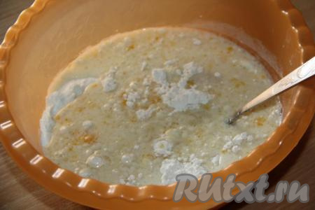 Влить молочно-медовую массу в мучную массу, перемешать тесто ложкой.