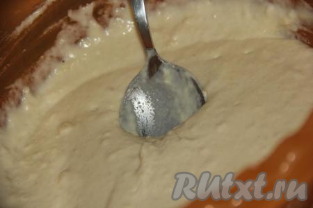 Тесто для приготовления медовых оладий получится в меру густым.