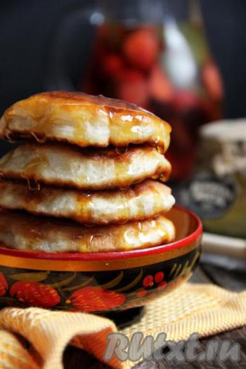 Оладушки, замешанные на молоке с мёдом, получаются пышными, ароматными и очень вкусными. А с топпингом, просто пальчики оближешь!