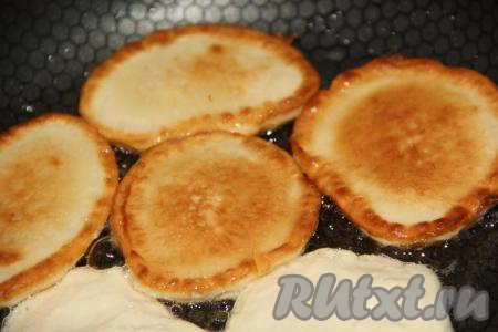 Жарить медовые оладьи на среднем огне с двух сторон до золотистого цвета.