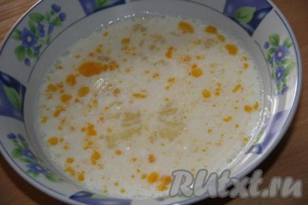 Перемешать молочно-медовую массу венчиком.