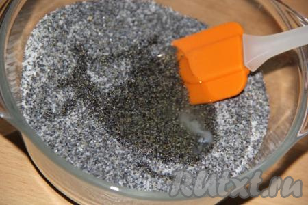 Для приготовления начинки соединить мак, сахар и яичный белок.