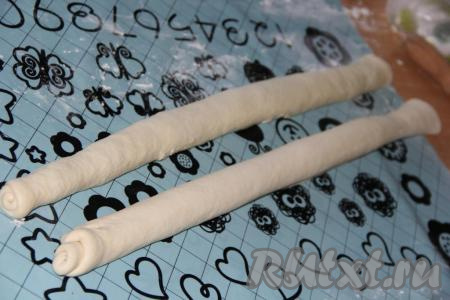 Свернуть тесто с начинкой в длинный рулет. Аналогично сформировать второй рулет. Таким образом у нас получится 2 рулета с маком.