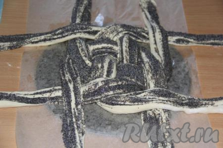 Затем длинные полоски повернуть по кругу направо (как на фото).